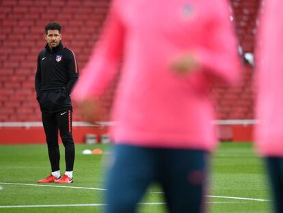 Simeone, en el entrenamiento del Atlético en Londres.