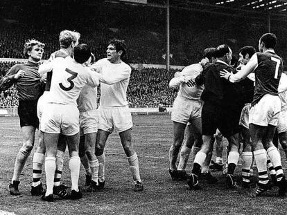Tangana entre jugadores del Leeds y el Arsenal en la final de Copa de la Liga de 1968
