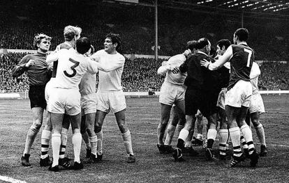 Tangana entre jugadores del Leeds y el Arsenal en la final de Copa de la Liga de 1968