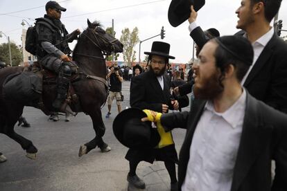 Un policía israelí montado a caballo intenta dispersar una manifestación judía ultraortodoxa contra el Desfile Gay anual en Jerusalén, el 2 de agosto de 2018.