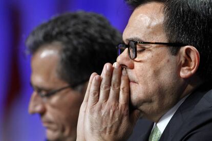 El secretario de Economía mexicano, Ildefonso Guajardo Villarreal, escucha al negociador estadounidense Robert Lighthizer este miércoles en Washington.