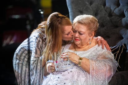 Paquita la del Barrio con su hermana, Viola Viveros, al final de su presentación en el palenque de la Feria Internacional del Caballo de Texcoco 2023.