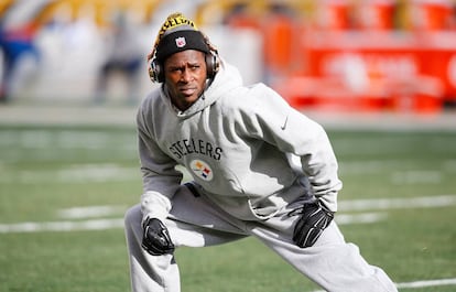 Antonio Brown, jugador de los Steelers, calienta antes del partido contra los Miami Dolphin escuchando música