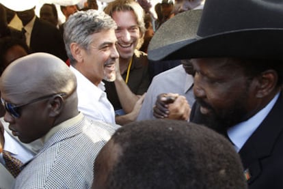 George Clooney y, con el gorro, el presidente Salva Kir.