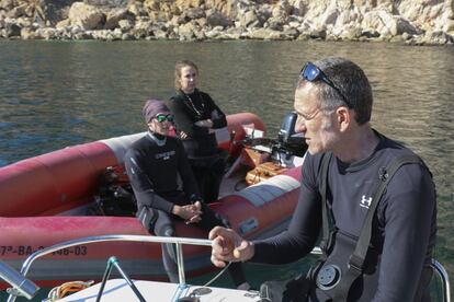 Los integrantes del proyecto primero solo buceaban en el Parque natural del Montgrí, las Islas Medes y el Bajo Ter. Dos años después, la iniciativa de la UB se extendió a todas las costas catalanas, en colaboración con la Generalitat. En la imagen, Hereu con los técnicos Graziela Rovira y David Casals.