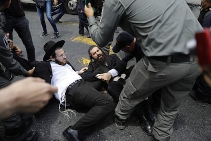 Las fuerzas de seguridad israelíes se enfrentan con protestantes judíos ultraortodoxos durante la marcha del Orgullo Gay en Jerusalén.