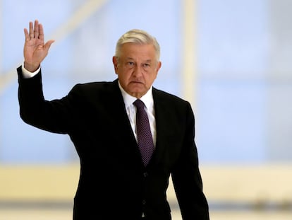 El presidente de México, Andrés Manuel López Obrador, en el aeropuerto de Ciudad de México, a finales de julio.