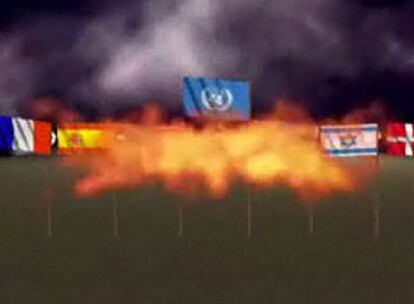Una imagen del vídeo de los talibanes en la que arden varias banderas, entre ellas la española.