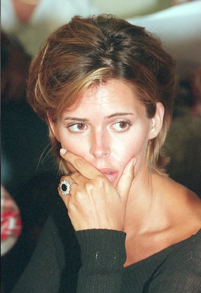 Retrato de la modelo Kelly Fisher, durante una conferencia de prensa en Los Ángeles, en la que anunció junto a su abogada, su intención de demandar al empresario Dodi al Fayed, por romper su compromiso matrimonial. Dodi está relacionado con la princesa Diana de Gales.