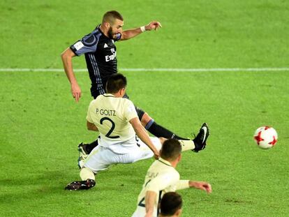 Benzema remata con el exterior un pase de Kroos y anota el 1-0 para el Madrid.
