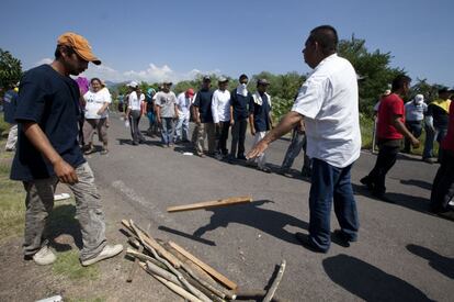 Las autodefensas dejan los palos y el resto de armamento antes de entrar a Apatzing&aacute;n.