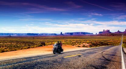 Carretera por el Monument Valley, en Utah (EE UU).