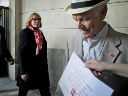 Judge María Servini walks out of a Seville courthouse after taking statements from Paco Marín (right).