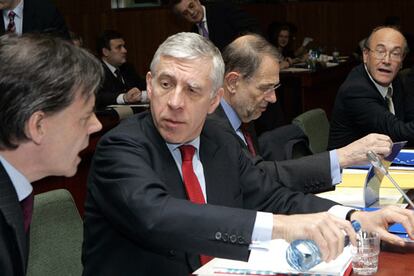 El ministro de Exteriores británico, Jack Straw (de frente), junto a Javier Solana (a su izquierda), ayer en Bruselas.