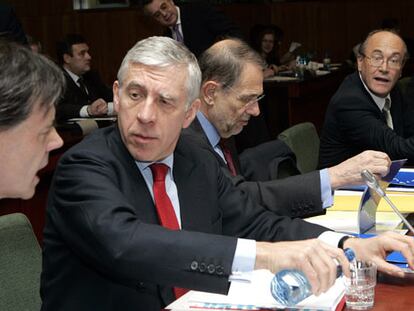 El ministro de Exteriores británico, Jack Straw (de frente), junto a Javier Solana (a su izquierda), ayer en Bruselas.