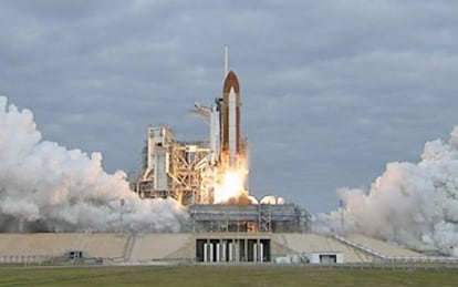 Lanzamaiento con éxito del transbordador espacial  <i>Endeavour</i> hacia la Estación Espacial Internacional.