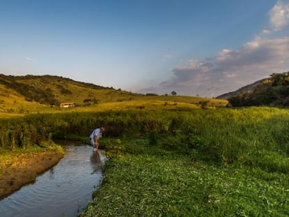 Edson Guimarães, o guardião do terreno do futuro aterro, no rio que abastece a cidade de Araçariguama.