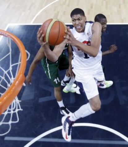 Anthony Davis entra a canasta.