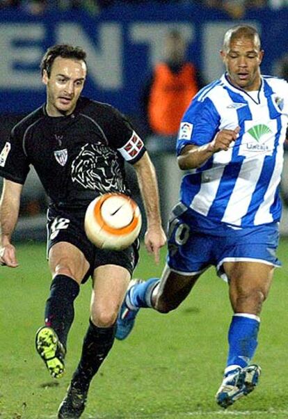 Un lance del partido entre el Málaga y el Athletic.