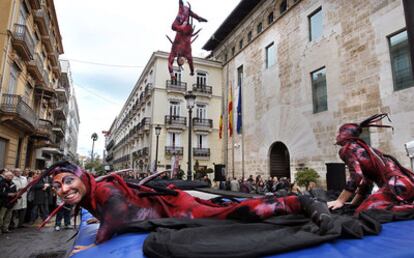 Tres acróbatas animan a los visitantes a participar en el concurso interactivo de las Cortes en la celebración del Día de la Constitución.