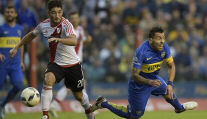 Milton Casco (River) y Carlos Tevesz (Boca), en el último clásico.