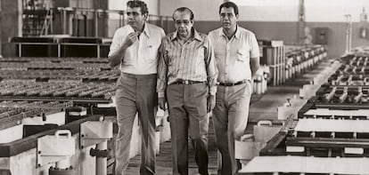 De izquierda a derecha: los hermanos Antonio Ermírio de Moraes, José Ermírio de Moraes Filho y Ermírio de Pereira de Moraes en visita a la Cia. Níquel Tocantins, Sao Paulo 1983