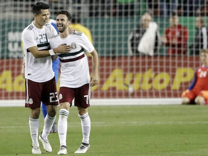 Molina y Layún celebran un gol. 