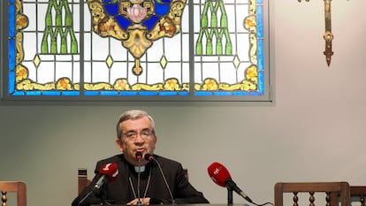 El presidente de la Conferencia Episcopal y arzobispo de Valladolid, Luis Argüello, comparece ante los medios tras el fallecimiento del papa Francisco el pasado mes de abril.
