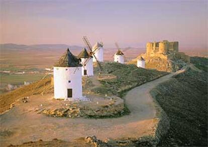 El castillo de la Muela, de finales del siglo XII, y cinco de los 11 molinos que se alzan junto a l en el cerro Calderico, en Consuegra (Toledo).