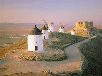 El castillo de la Muela, de finales del siglo XII, y cinco de los 11 molinos que se alzan junto a él en el cerro Calderico, en Consuegra (Toledo).
