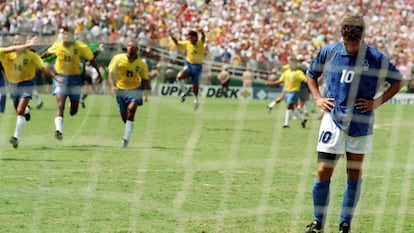 Na Copa de 94, Baggio lamenta o pênalti perdido.