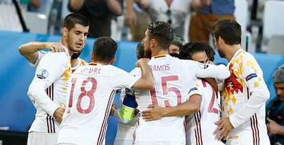 Morata celebra con sus compañeros su gol.
