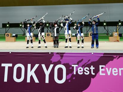 Participantes en una prueba de tiro de preparación para los Juegos en Tokio.