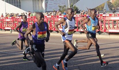 Atletas africanos en cabeza de la carrera.