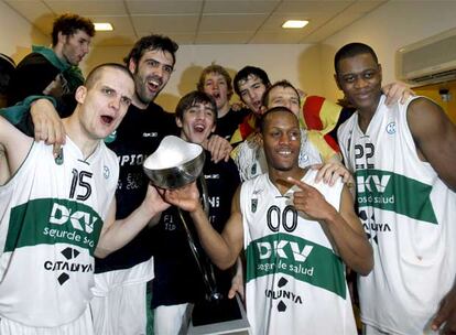 Los jugadores del DKV Joventut levantan la Copa de la ULEB.