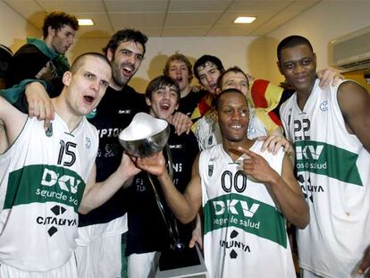 Los jugadores del DKV Joventut levantan la Copa de la ULEB.