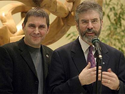 Otegi con el líder del Sinn Fein, Gerry Adams, en Vitoria el año pasado.