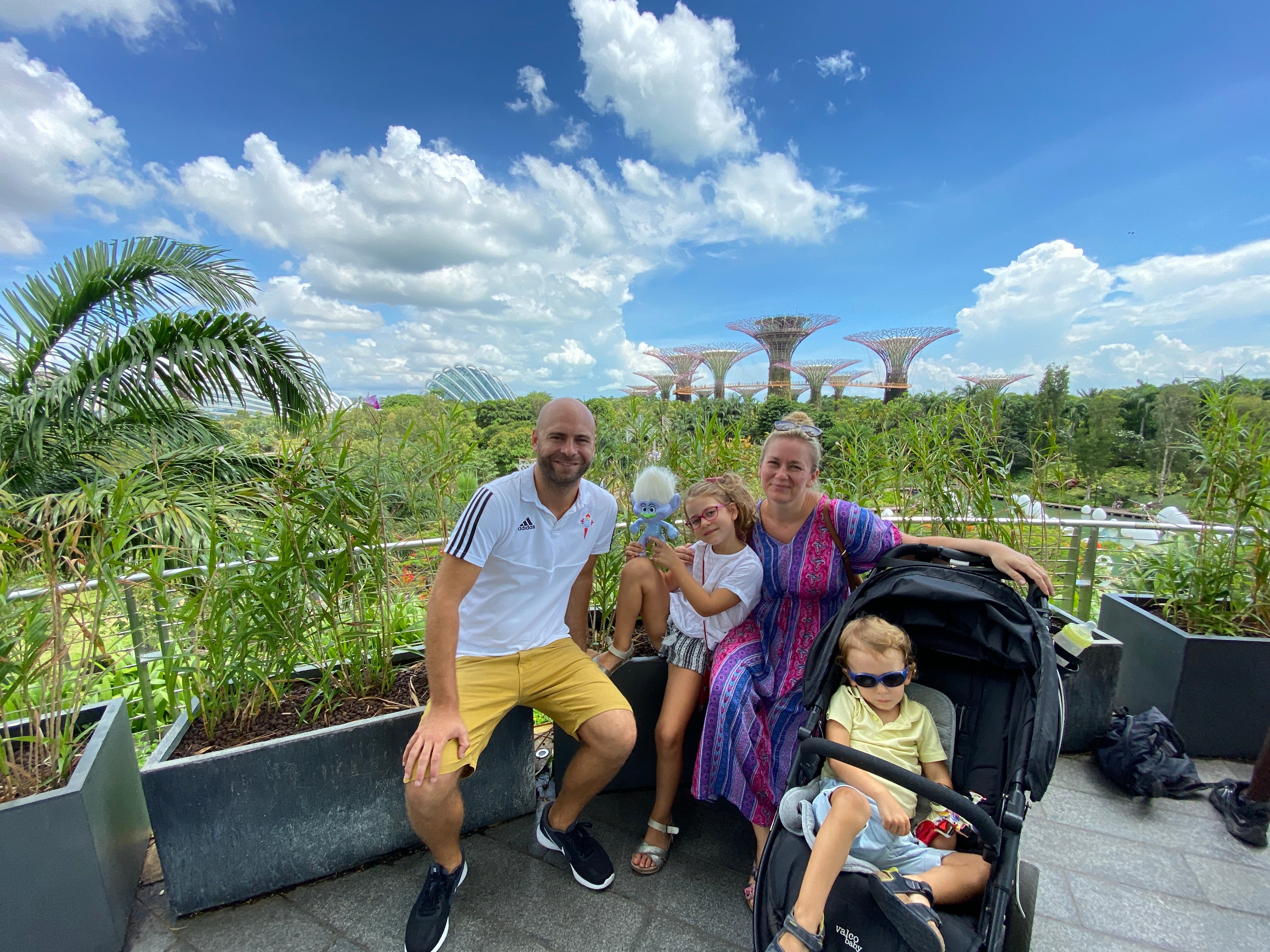 La familia autora del blog Mola Viajar al completo en el parque Gardens by the Bay de Singapur. 