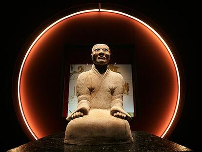 Escultura de terracota de un sirviente arrodillado, en <i>Los guerreros de Xi'an,</i> en la Fundación Canal.