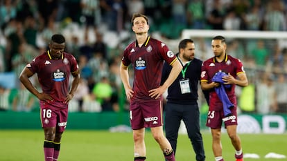 Los jugadores del Valladolid al término del partido de LaLiga de fútbol que Real Betis y Real Valladolid han disputado este jueves.