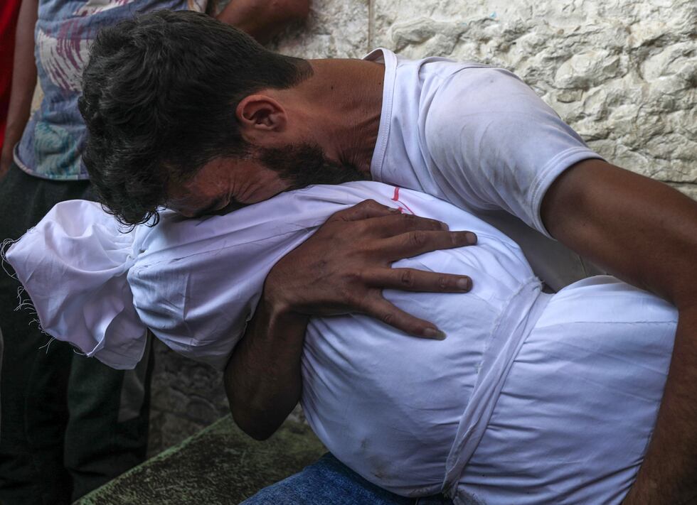 Un padre llora por la muerte de su hija en un ataque aéreo israelí, este jueves en el hospital Al Aqsa de Deir al Balah, en el centro de la Franja.