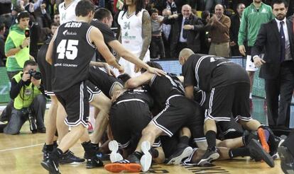 Los jugadores del Bilbao celebran el triunfo.