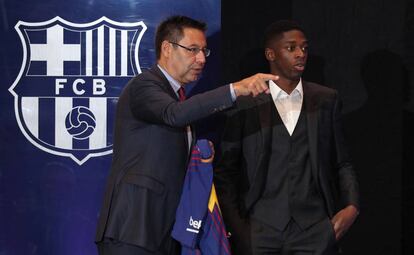 Josep Maria Bartomeu y Dembélé en la presentación del jugador francés.