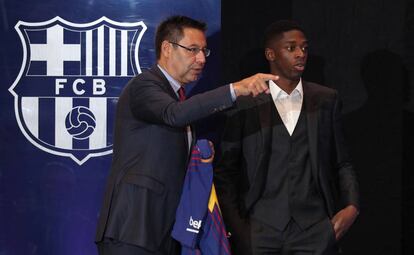 Josep Maria Bartomeu y Demb&eacute;l&eacute; en la presentaci&oacute;n del jugador franc&eacute;s.