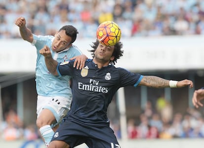 Fabian Orellana y Marcelo disputan un balón en el encuentro entre el Celta de Vigo y el Real Madrid.