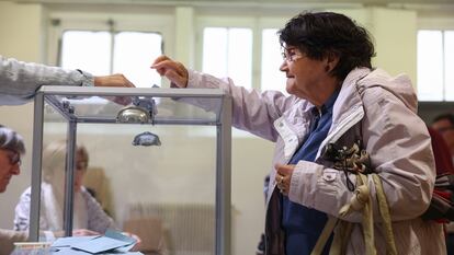Una mujer ejerce su derecho al voto en Tulle (Francia).