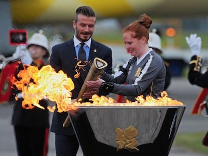 Beckham enciende la llama ol&iacute;mpica que lleg&oacute; desde Atenas escoltada por la princesa Ana de Inglaterra, el presidente del Comit&eacute; Organizador, Sebastian Coe, y el propio futbolista