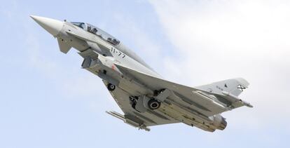 Vista del Eurofighter en vuelo, en el momento del despegue. 