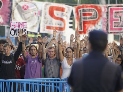 Los indignados, junto al Congreso de los Diputados