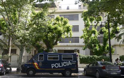Furgón de policía frente a la puerta del Colegio Mayor Lluís Vives de Valencia.
